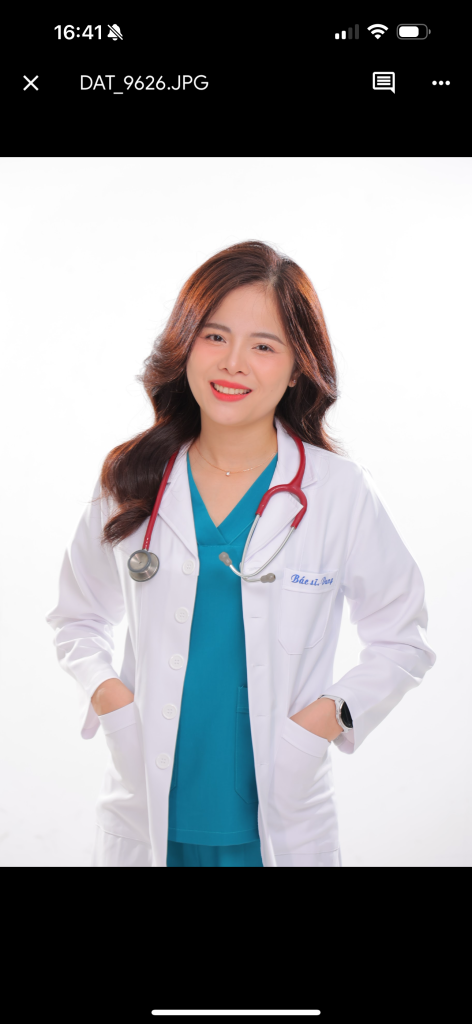 Chân dung Dr. Thùy Dung – bác sĩ chuyên khoa xương khớp với nụ cười truyền cảm và năng lượng tích cực. Chân dung Dr. Thùy Dung – bác sĩ chuyên khoa xương khớp với nụ cười truyền cảm và năng lượng tích cực.